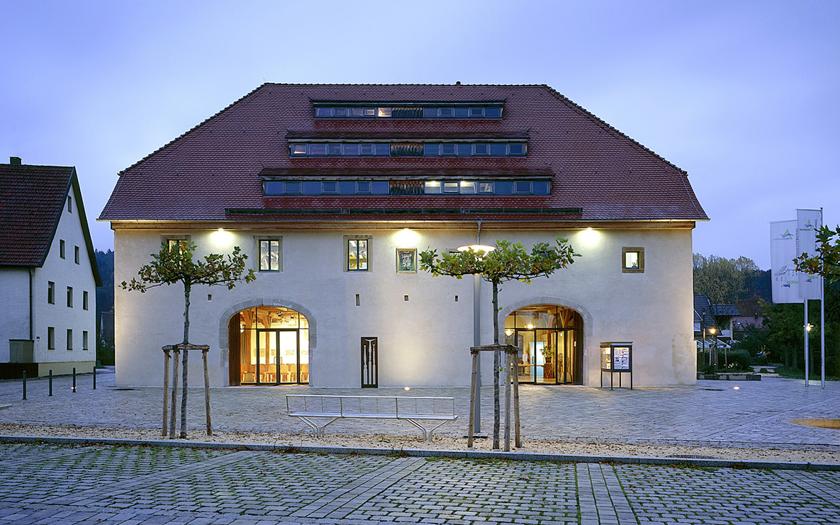 Zehntscheuerplatz Abtsgmünd, Ansicht (Nachtaufnahme)