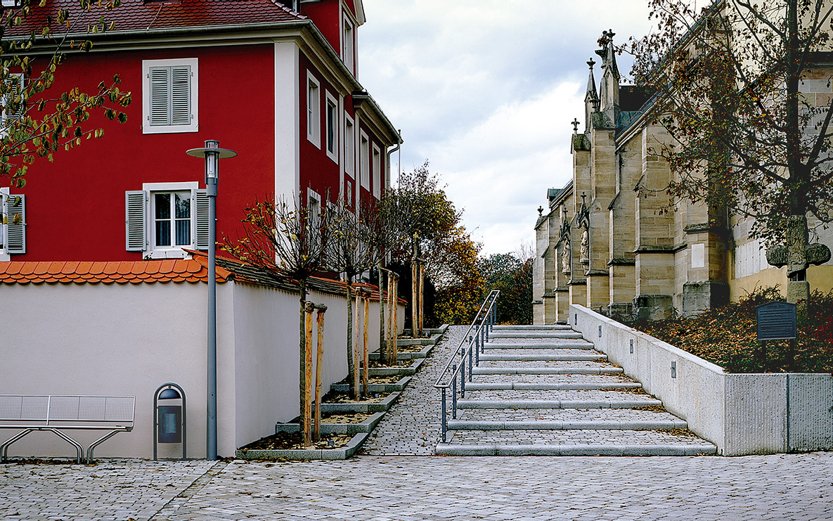 Zehntscheuerplatz Abtsgmünd, Treppenrampe zur Kirche