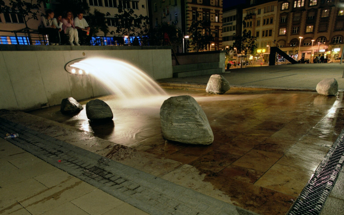 Marienplatz Stuttgart, Wasserspiel (Nachtaufnahme)